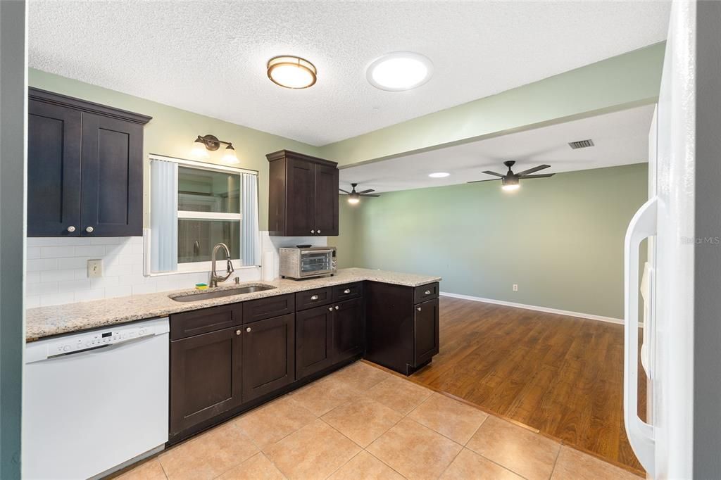 На продажу: $154,900 (2 спален, 2 ванн, 1424 Квадратных фут)