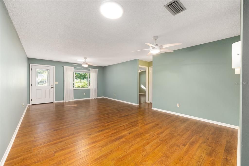 На продажу: $154,900 (2 спален, 2 ванн, 1424 Квадратных фут)