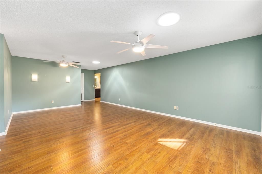 На продажу: $154,900 (2 спален, 2 ванн, 1424 Квадратных фут)