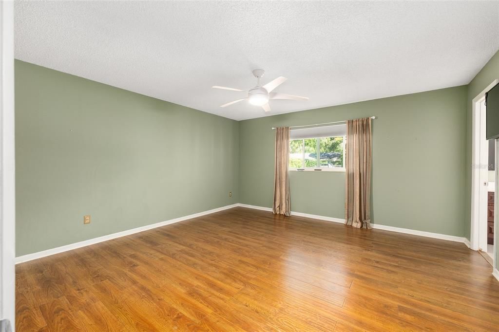 На продажу: $154,900 (2 спален, 2 ванн, 1424 Квадратных фут)