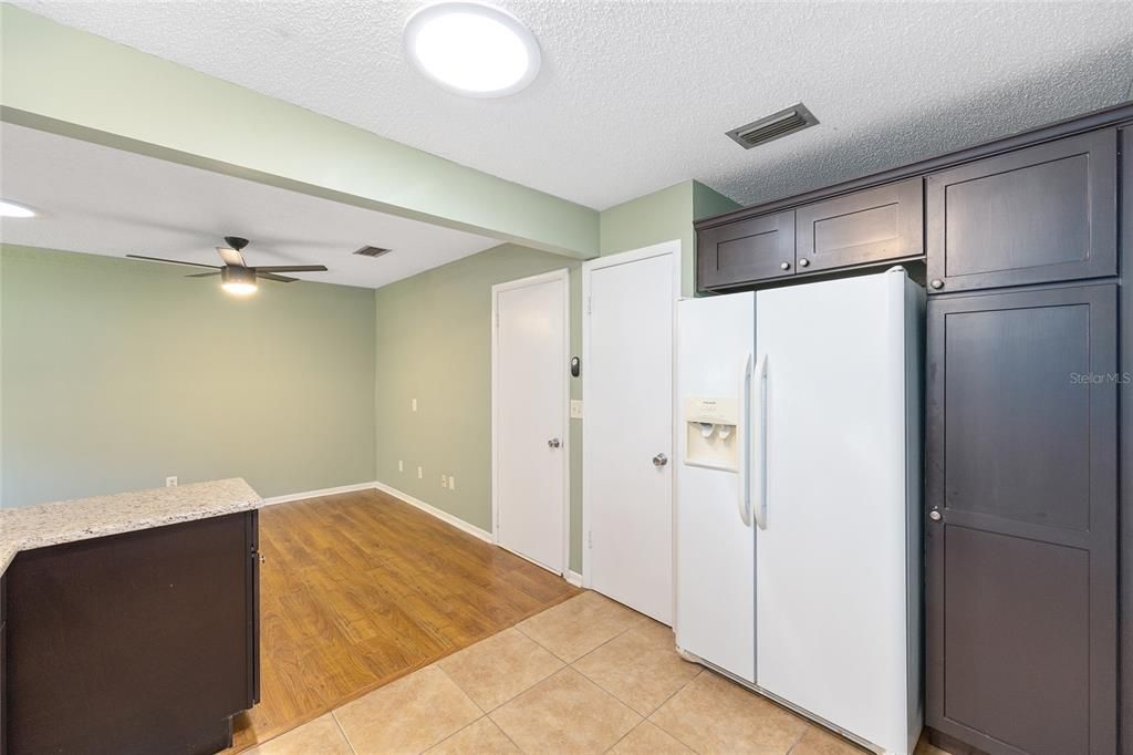 На продажу: $154,900 (2 спален, 2 ванн, 1424 Квадратных фут)