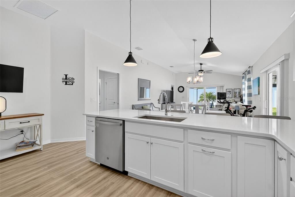 На продажу: $349,997 (2 спален, 2 ванн, 1310 Квадратных фут)