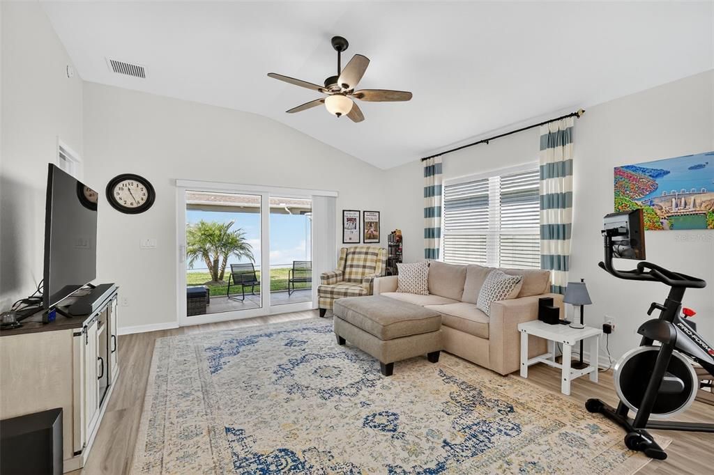 На продажу: $349,997 (2 спален, 2 ванн, 1310 Квадратных фут)