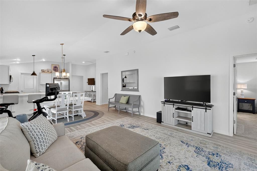 На продажу: $349,997 (2 спален, 2 ванн, 1310 Квадратных фут)