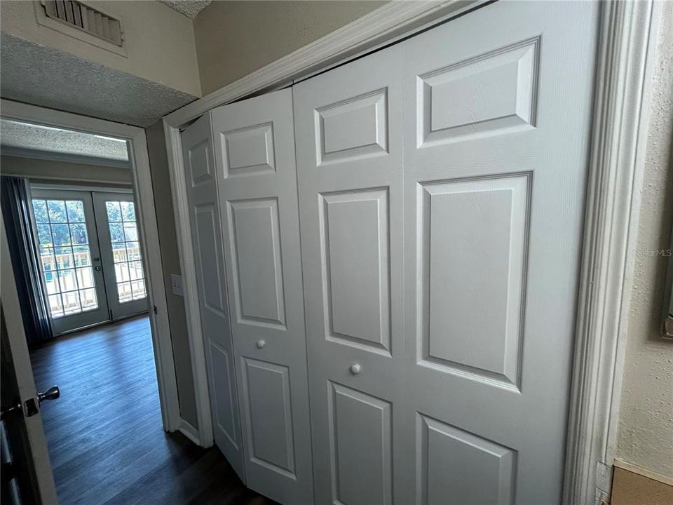 For Rent: $1,050 (0 beds, 1 baths, 410 Square Feet)