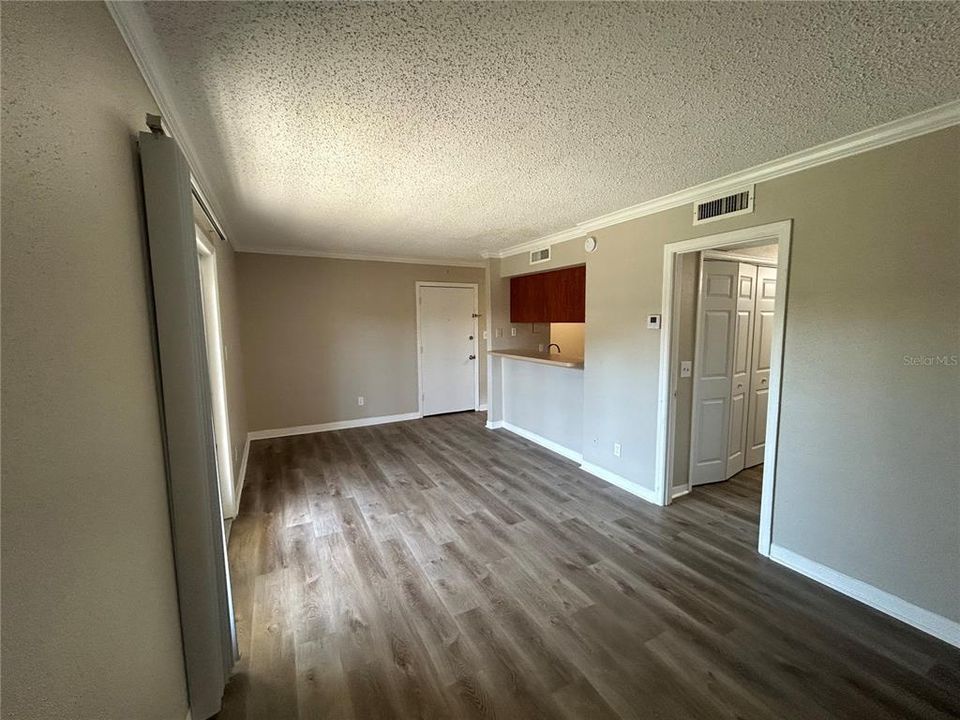 For Rent: $1,050 (0 beds, 1 baths, 410 Square Feet)