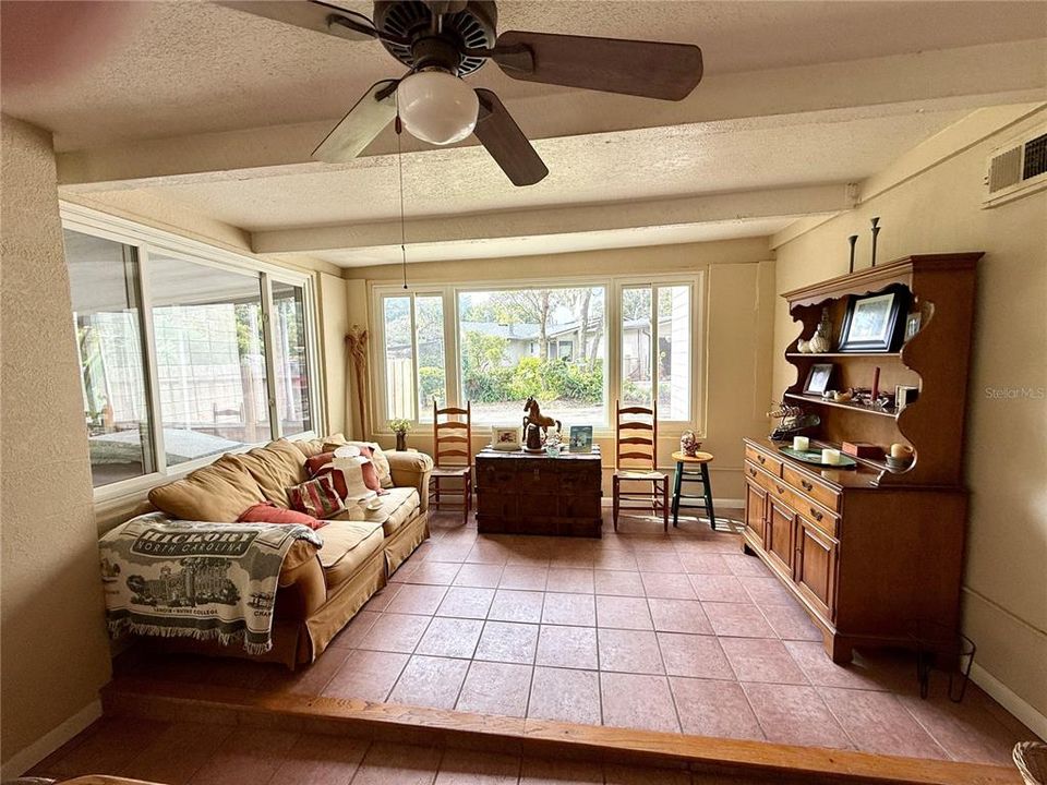 Activo con contrato: $424,990 (3 camas, 2 baños, 2438 Pies cuadrados)