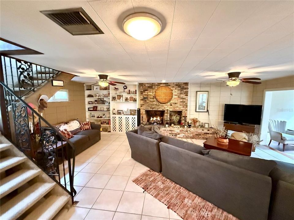 Activo con contrato: $424,990 (3 camas, 2 baños, 2438 Pies cuadrados)