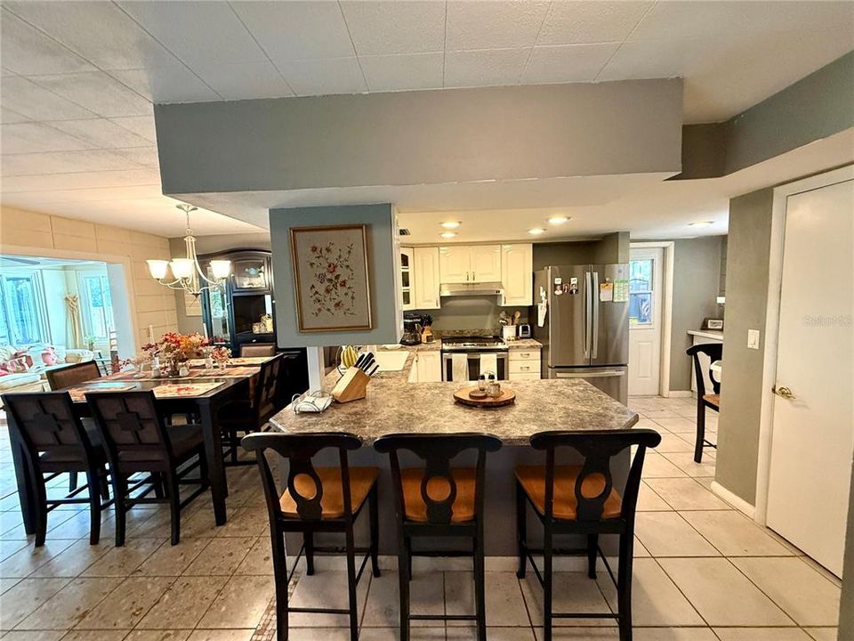 Activo con contrato: $424,990 (3 camas, 2 baños, 2438 Pies cuadrados)