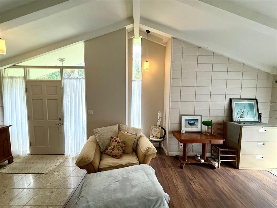 Activo con contrato: $424,990 (3 camas, 2 baños, 2438 Pies cuadrados)