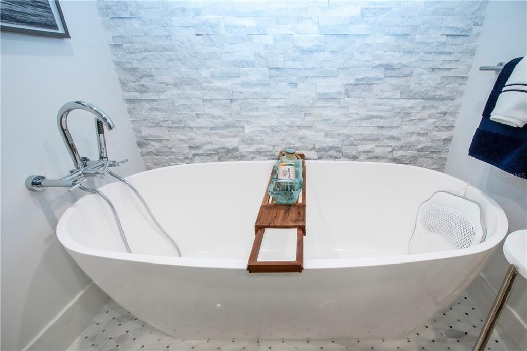 For Sale: $1,595,000 (2 beds, 2 baths, 1598 Square Feet)