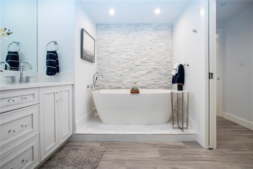 For Sale: $1,595,000 (2 beds, 2 baths, 1598 Square Feet)