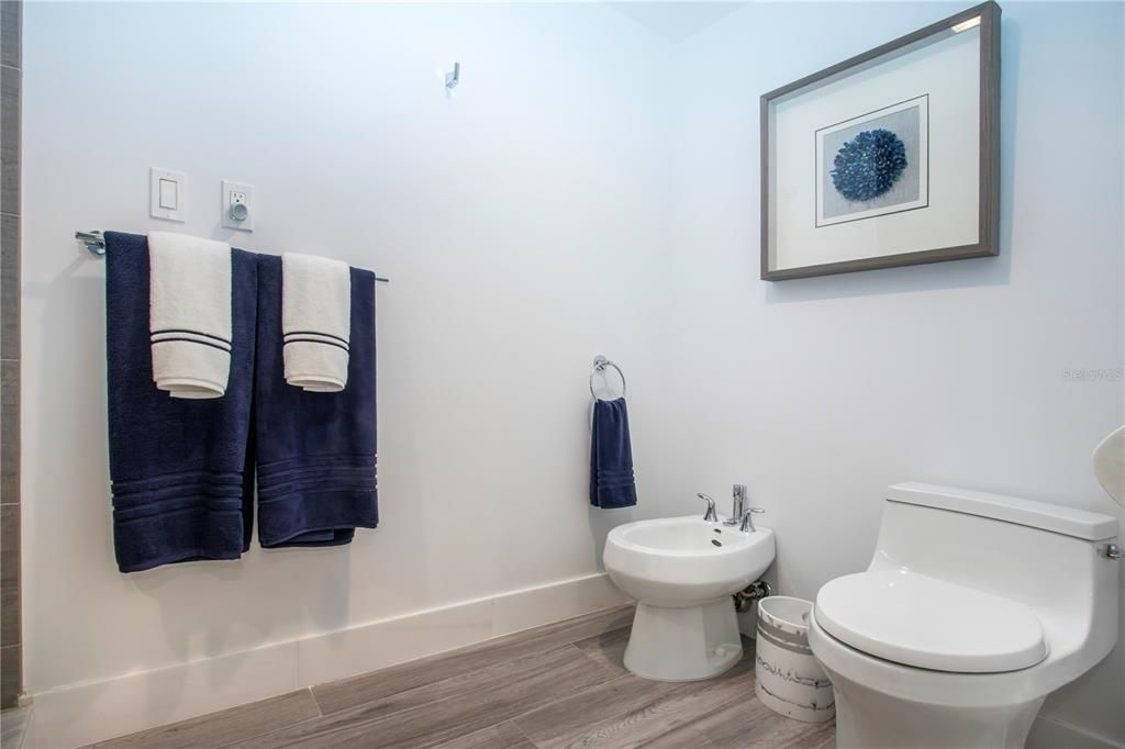 For Sale: $1,595,000 (2 beds, 2 baths, 1598 Square Feet)