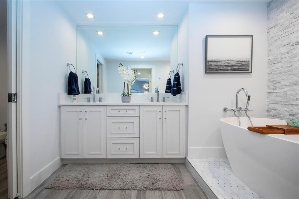 For Sale: $1,595,000 (2 beds, 2 baths, 1598 Square Feet)