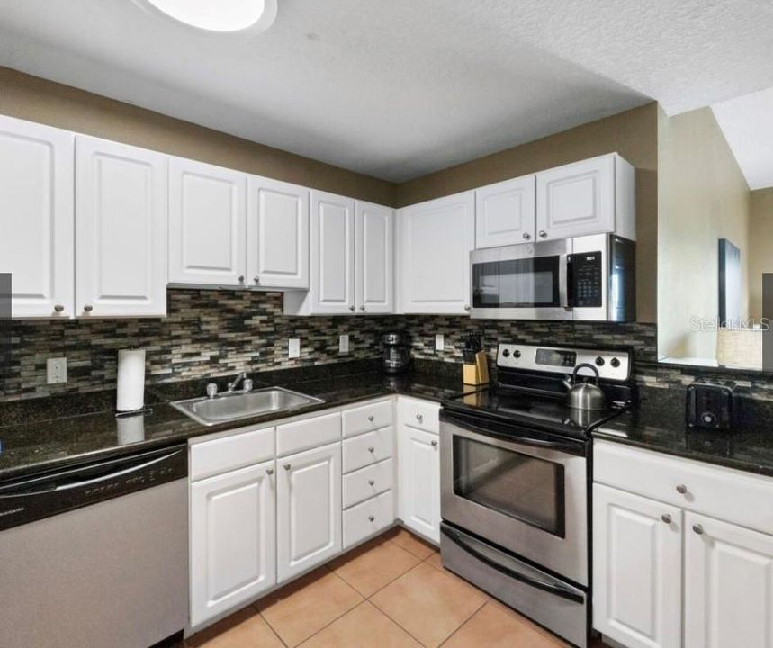 For Sale: $628,000 (2 beds, 2 baths, 973 Square Feet)