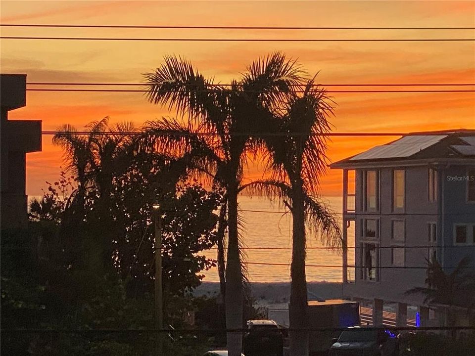 For Sale: $628,000 (2 beds, 2 baths, 973 Square Feet)