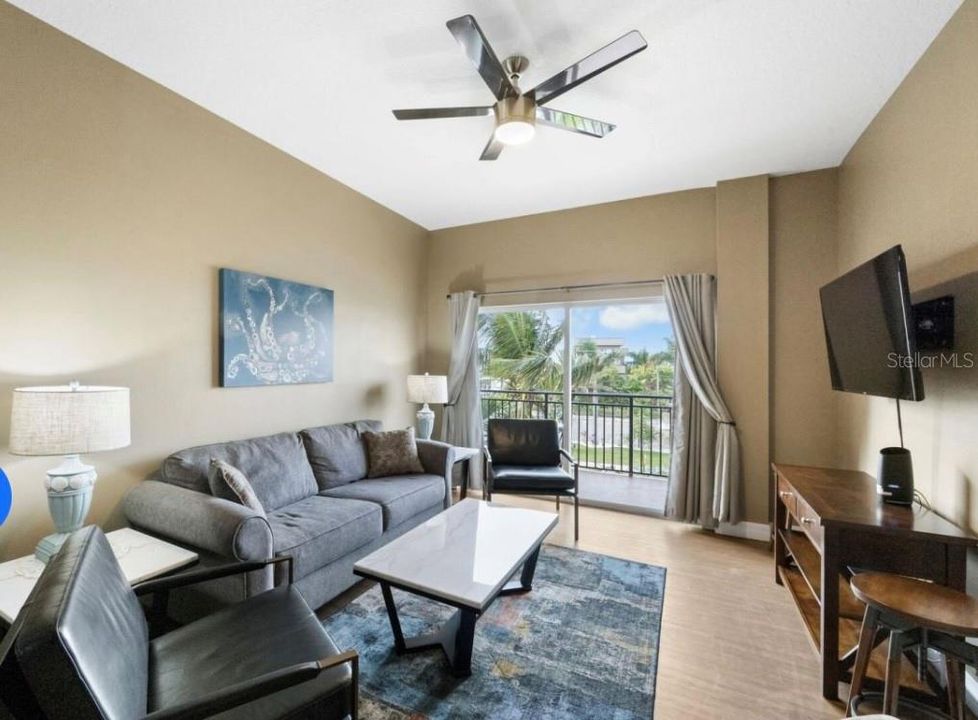 For Sale: $628,000 (2 beds, 2 baths, 973 Square Feet)