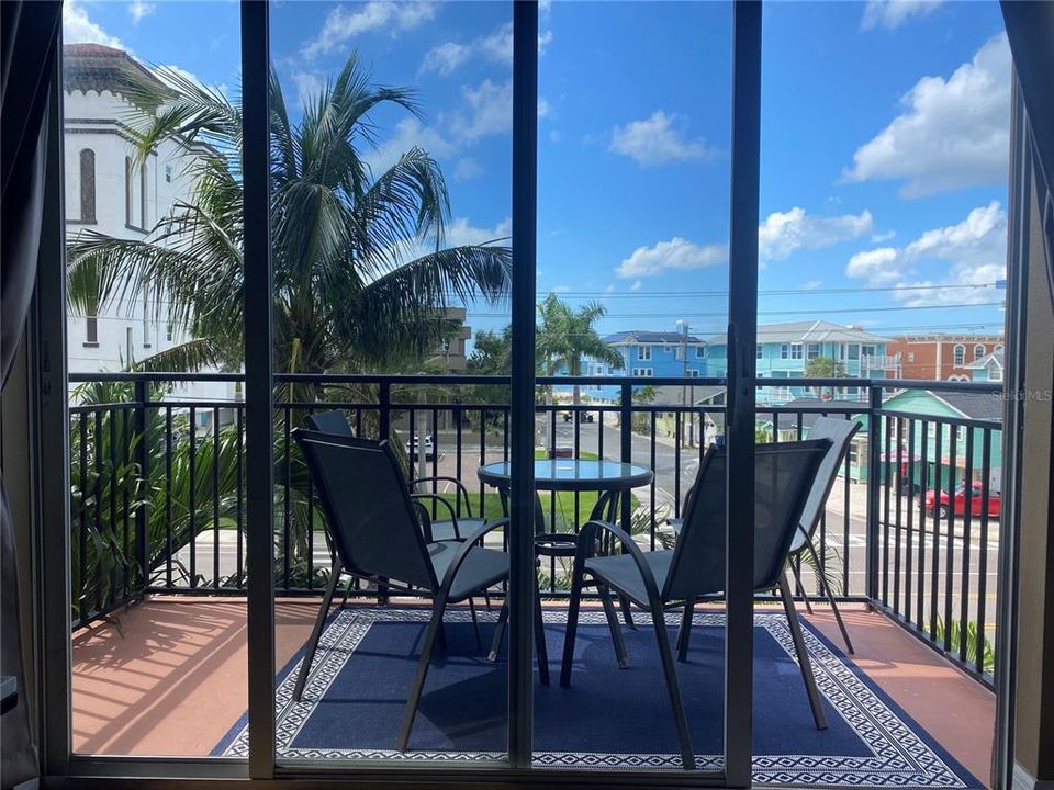 For Sale: $628,000 (2 beds, 2 baths, 973 Square Feet)