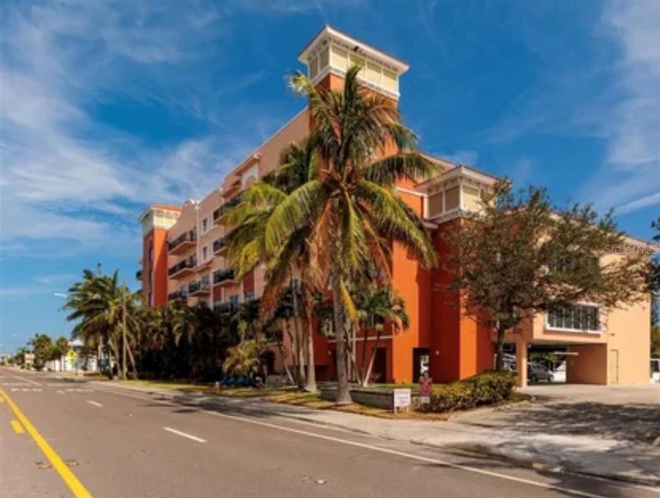 For Sale: $628,000 (2 beds, 2 baths, 973 Square Feet)