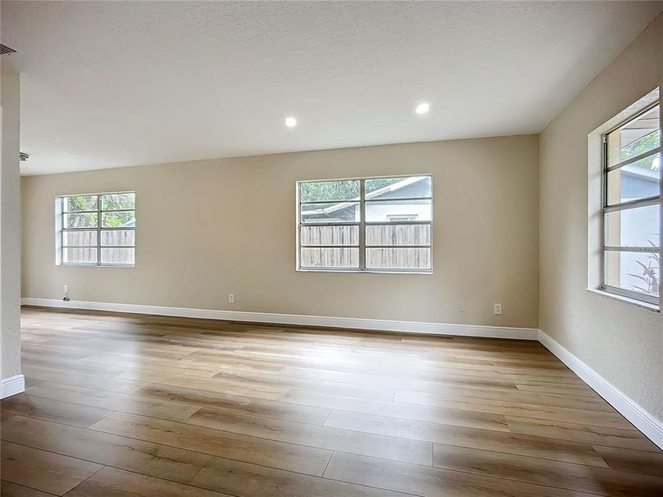 Active With Contract: $344,000 (4 beds, 2 baths, 1258 Square Feet)