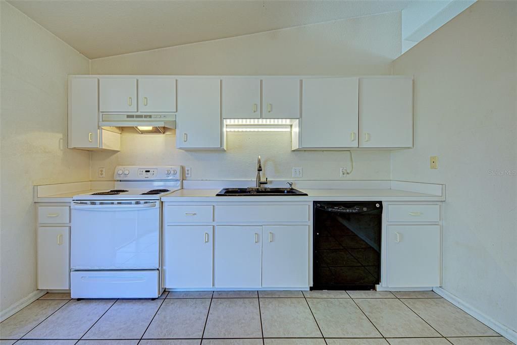 На продажу: $245,000 (3 спален, 2 ванн, 1201 Квадратных фут)