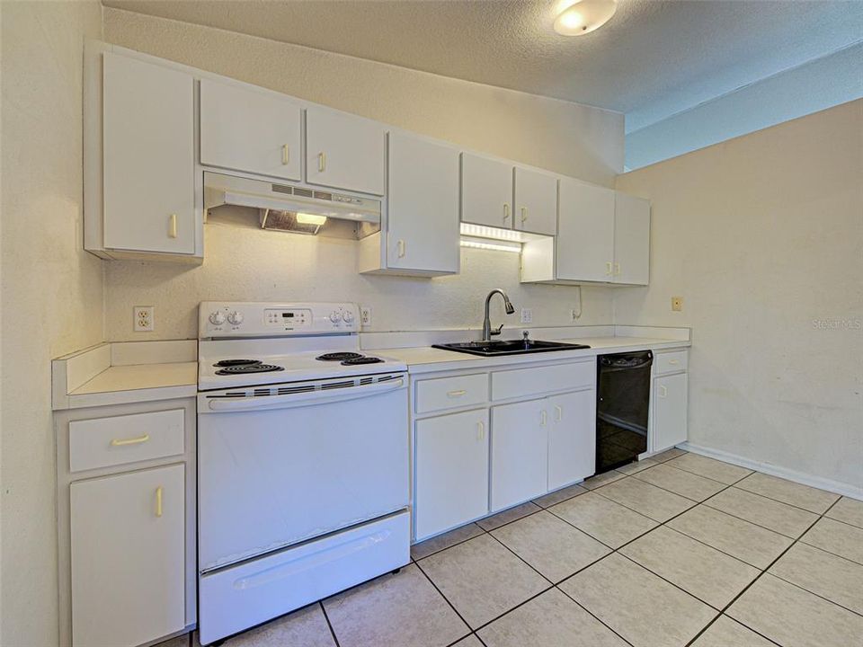 На продажу: $245,000 (3 спален, 2 ванн, 1201 Квадратных фут)