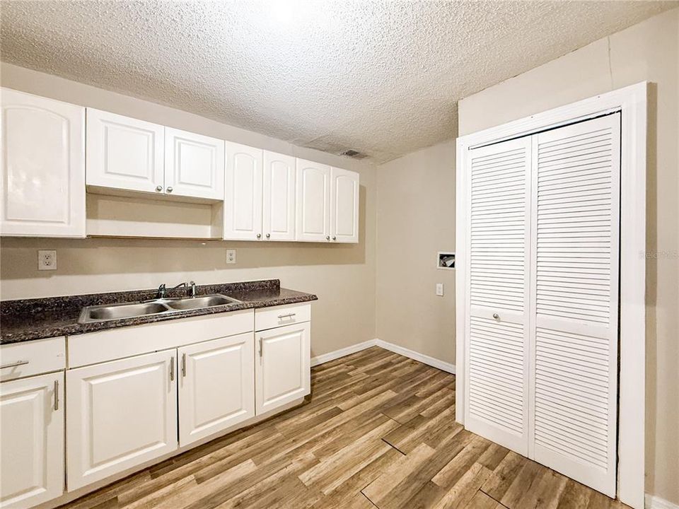 На продажу: $225,000 (2 спален, 1 ванн, 880 Квадратных фут)