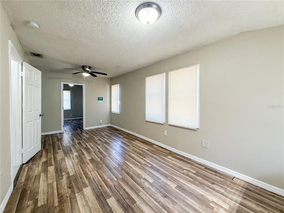 На продажу: $225,000 (2 спален, 1 ванн, 880 Квадратных фут)