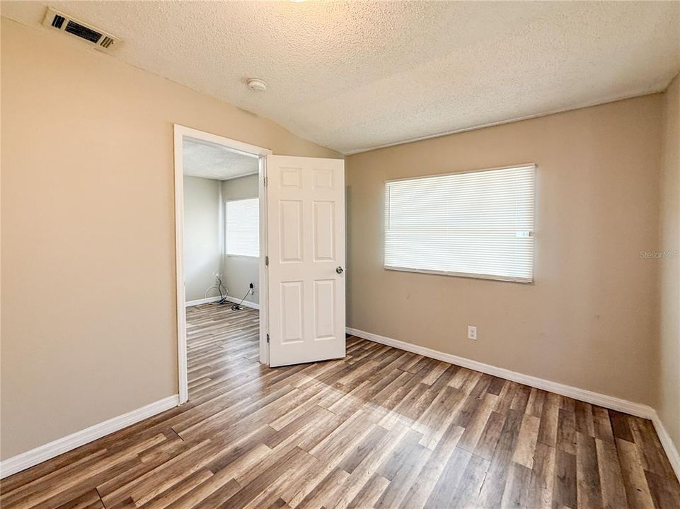 На продажу: $225,000 (2 спален, 1 ванн, 880 Квадратных фут)