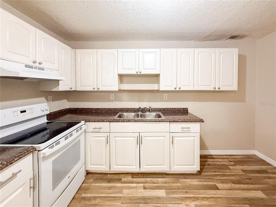 На продажу: $225,000 (2 спален, 1 ванн, 880 Квадратных фут)