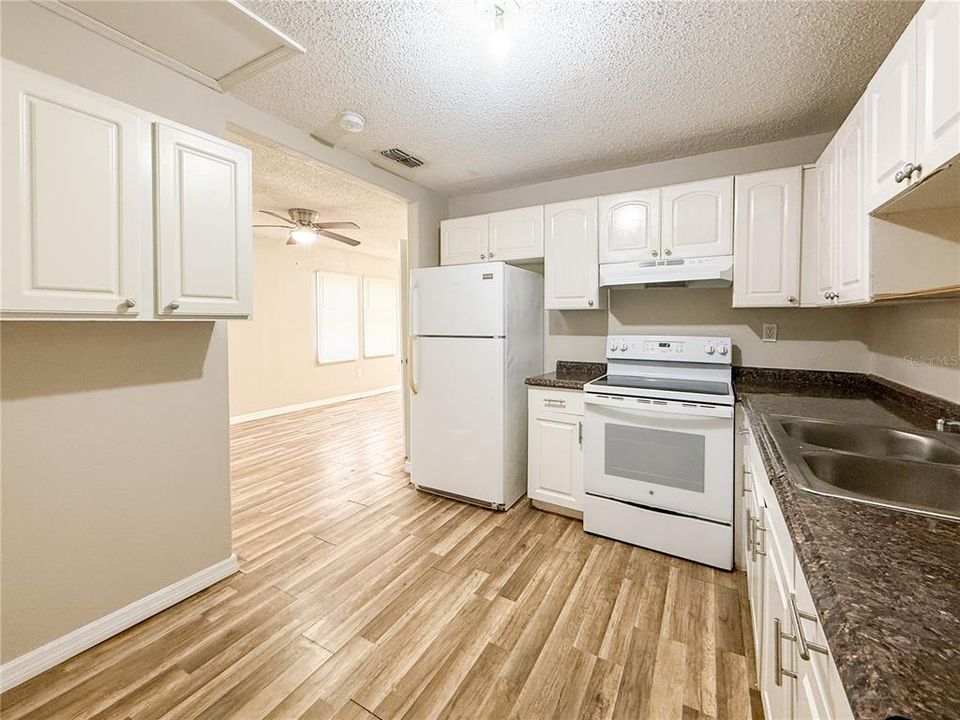 На продажу: $225,000 (2 спален, 1 ванн, 880 Квадратных фут)