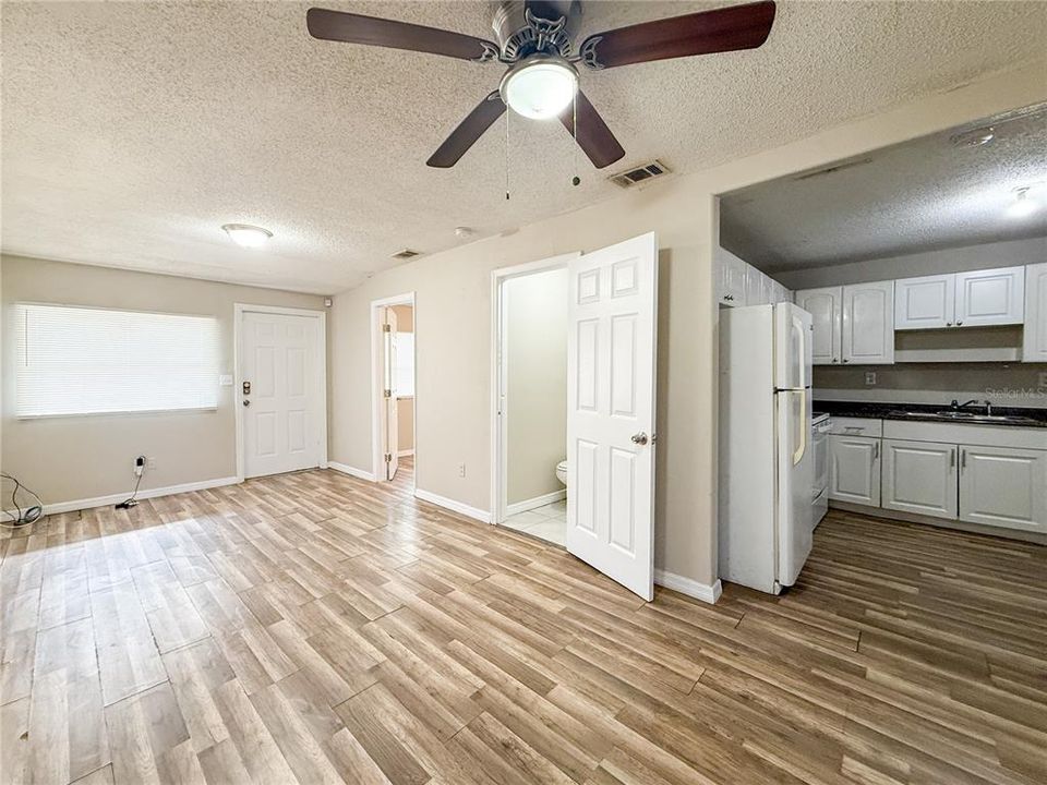 На продажу: $225,000 (2 спален, 1 ванн, 880 Квадратных фут)