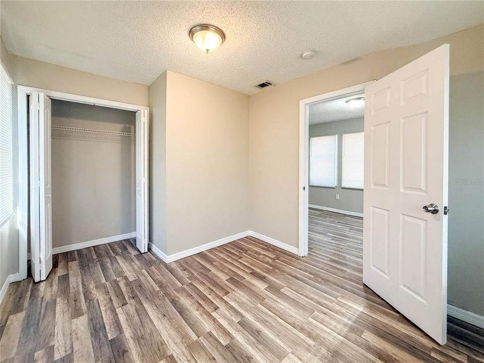 На продажу: $225,000 (2 спален, 1 ванн, 880 Квадратных фут)