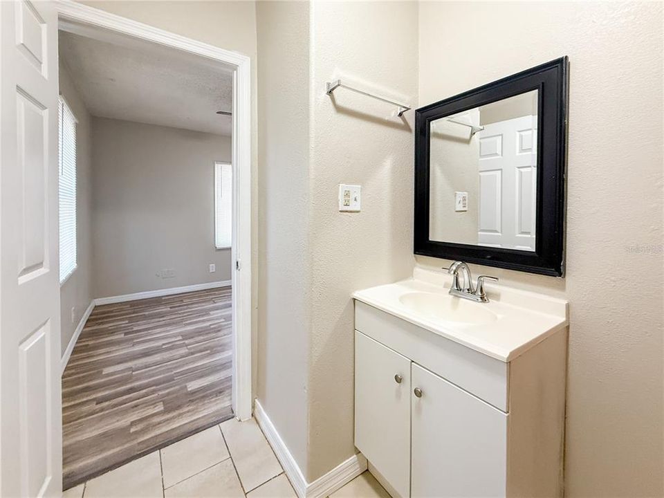 На продажу: $225,000 (2 спален, 1 ванн, 880 Квадратных фут)