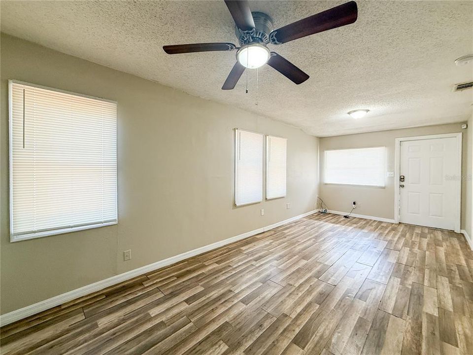 На продажу: $225,000 (2 спален, 1 ванн, 880 Квадратных фут)