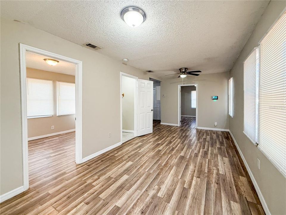 На продажу: $225,000 (2 спален, 1 ванн, 880 Квадратных фут)