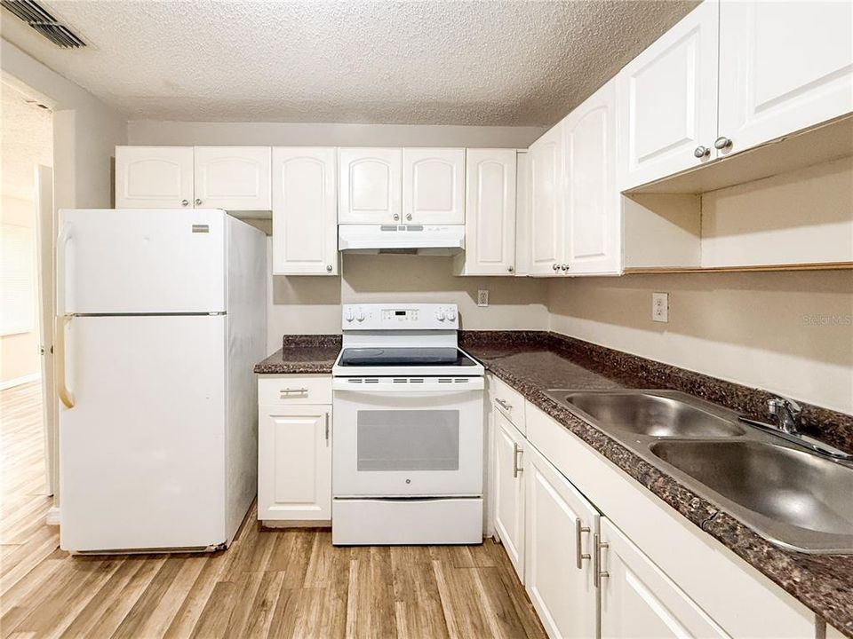 На продажу: $225,000 (2 спален, 1 ванн, 880 Квадратных фут)