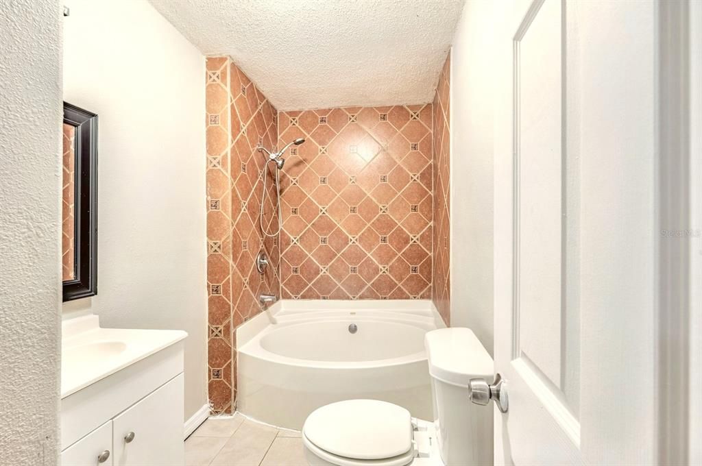 На продажу: $225,000 (2 спален, 1 ванн, 880 Квадратных фут)