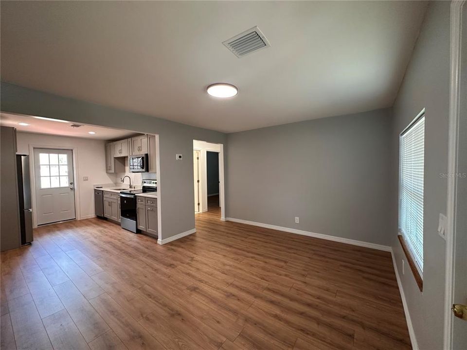 For Sale: $324,000 (2 beds, 1 baths, 812 Square Feet)