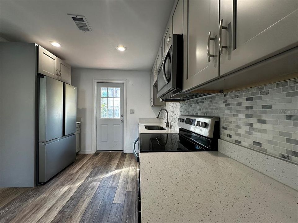 For Sale: $324,000 (2 beds, 1 baths, 812 Square Feet)