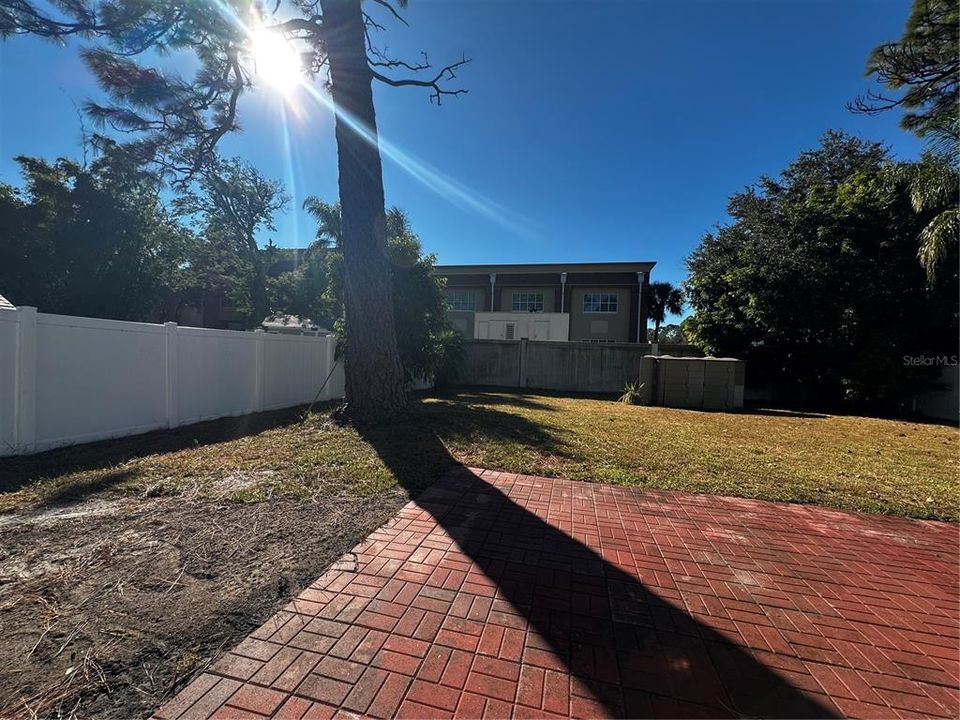 For Sale: $324,000 (2 beds, 1 baths, 812 Square Feet)