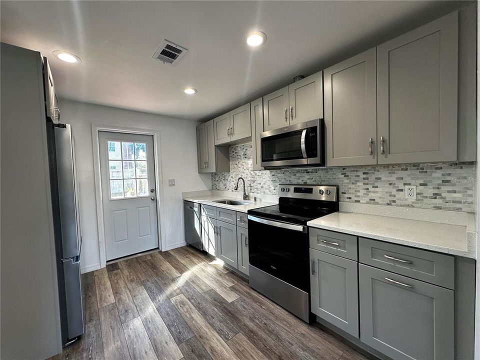 For Sale: $324,000 (2 beds, 1 baths, 812 Square Feet)