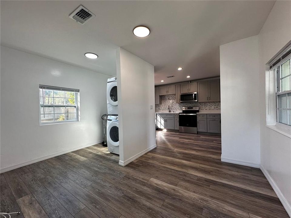 For Sale: $324,000 (2 beds, 1 baths, 812 Square Feet)