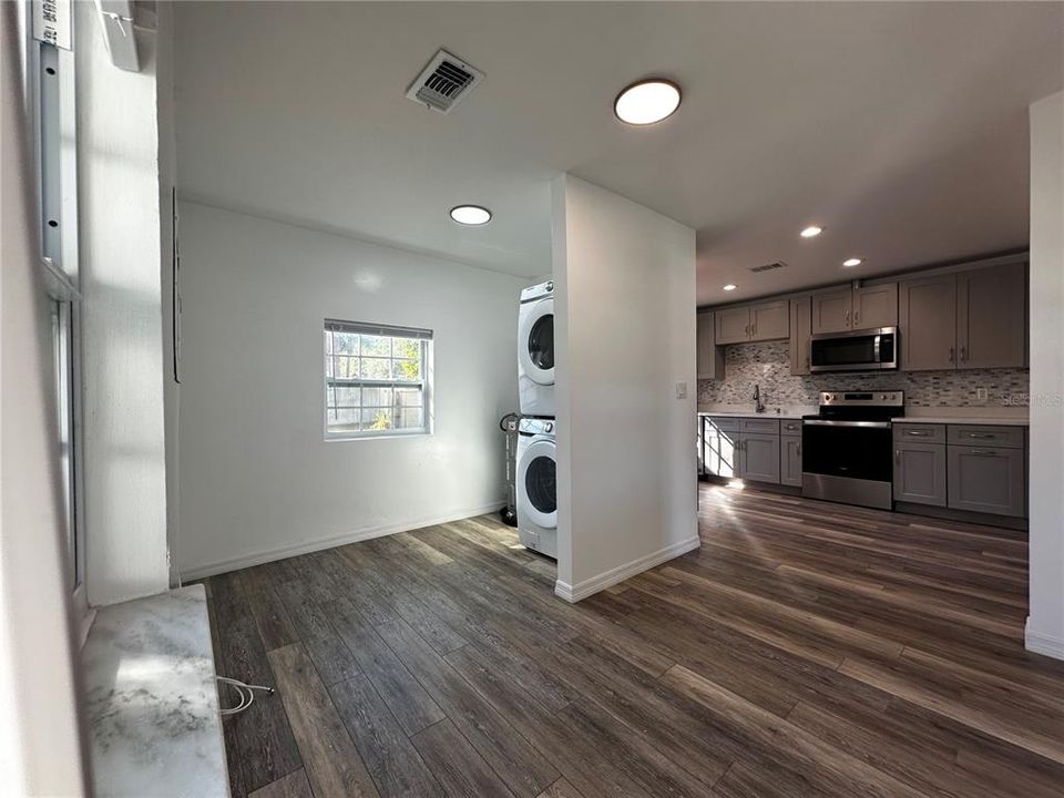 For Sale: $324,000 (2 beds, 1 baths, 812 Square Feet)