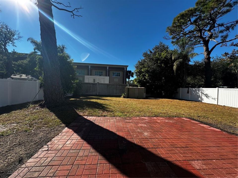 For Sale: $324,000 (2 beds, 1 baths, 812 Square Feet)