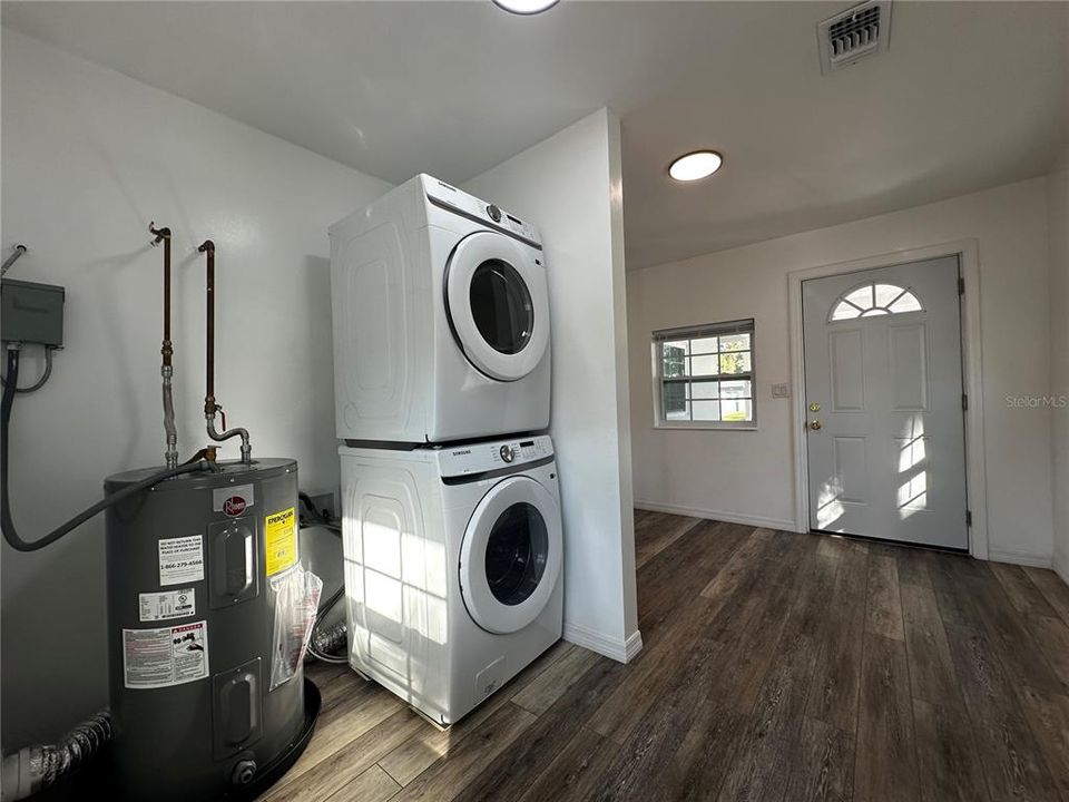 For Sale: $324,000 (2 beds, 1 baths, 812 Square Feet)