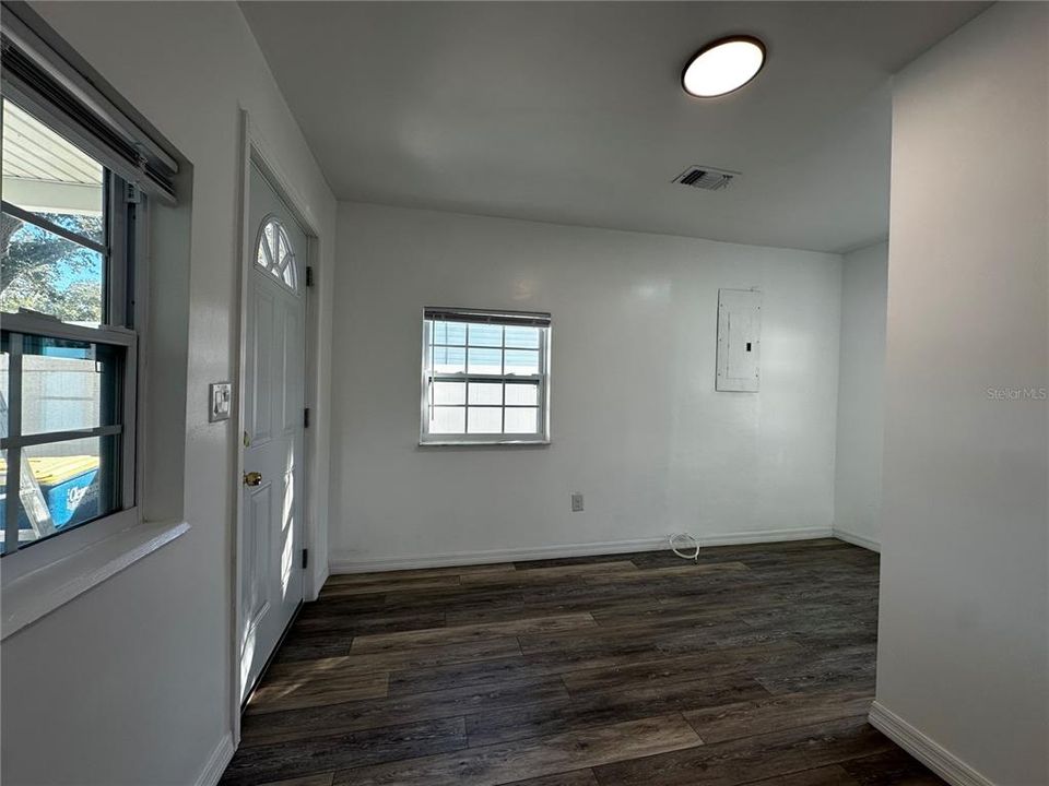 For Sale: $324,000 (2 beds, 1 baths, 812 Square Feet)