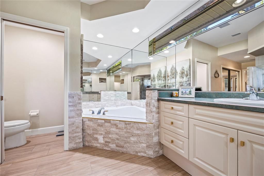 合同活跃: $465,000 (4 贝兹, 3 浴室, 2436 平方英尺)