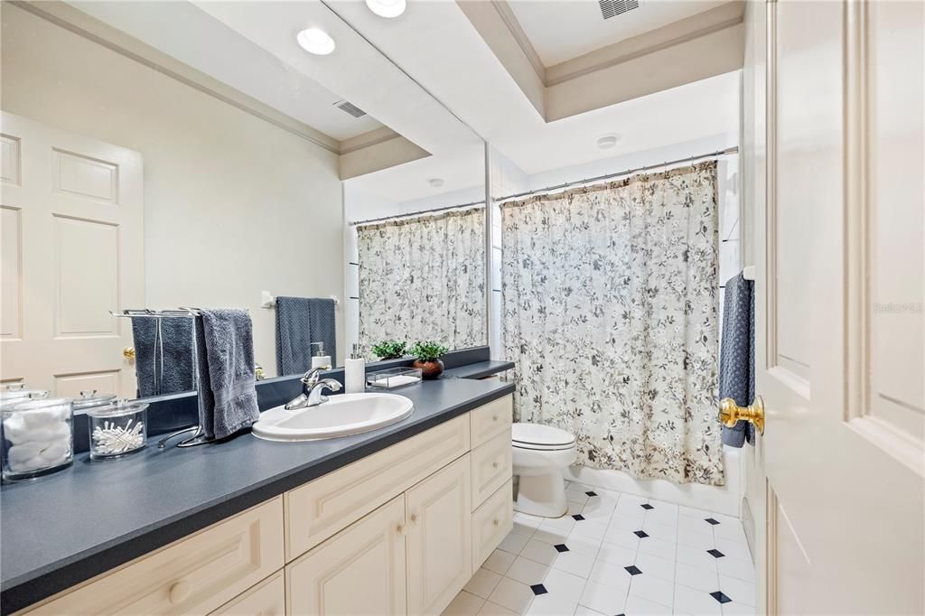 合同活跃: $465,000 (4 贝兹, 3 浴室, 2436 平方英尺)