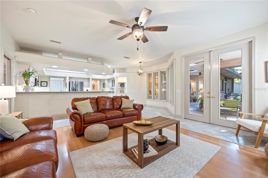 合同活跃: $465,000 (4 贝兹, 3 浴室, 2436 平方英尺)